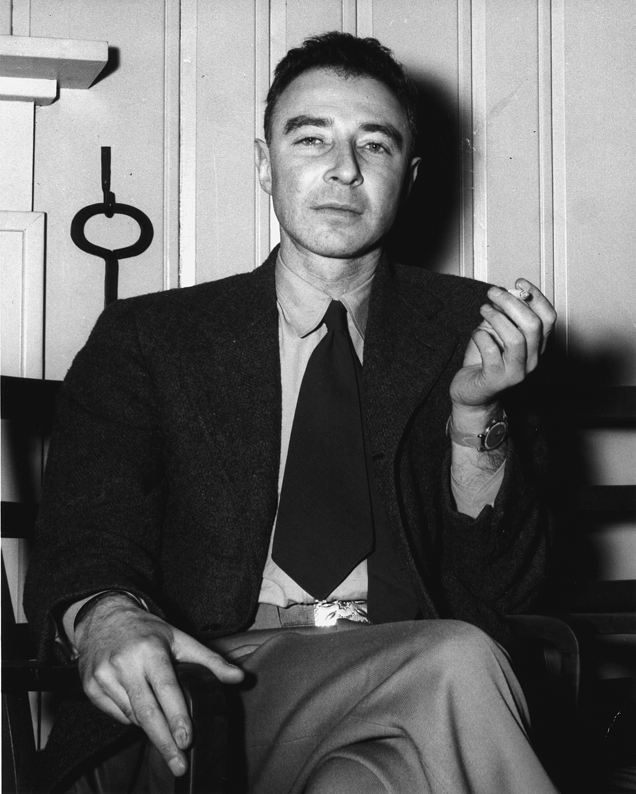 j._robert_oppenheimer_at_the_guest_lodge,_oak_ridge,_in_1946_4